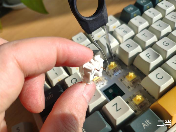 机械键盘|三模无缝切换、RGB炫彩背光——米物Z870机械键盘体验