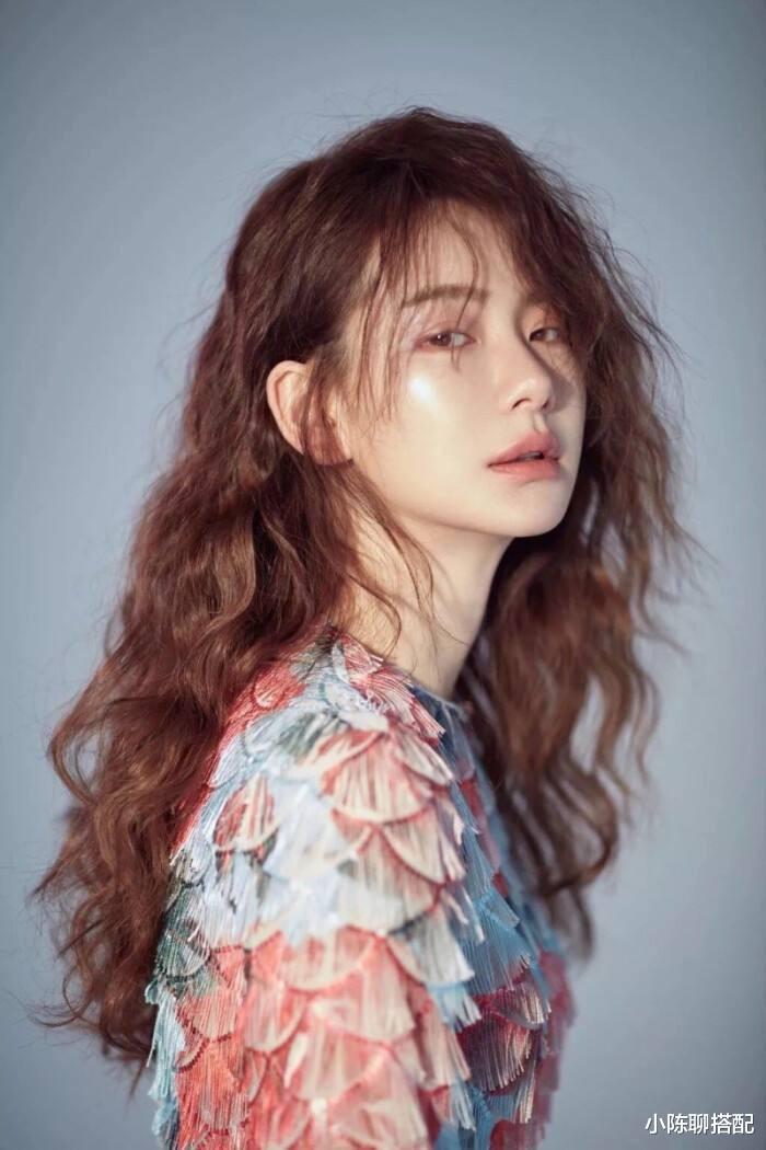 发型 烫卷发不好看的女人，多半不知道这3点，选错发型显老10岁