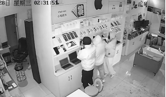36秒!3男子破门闯手机店偷走18台“手机”