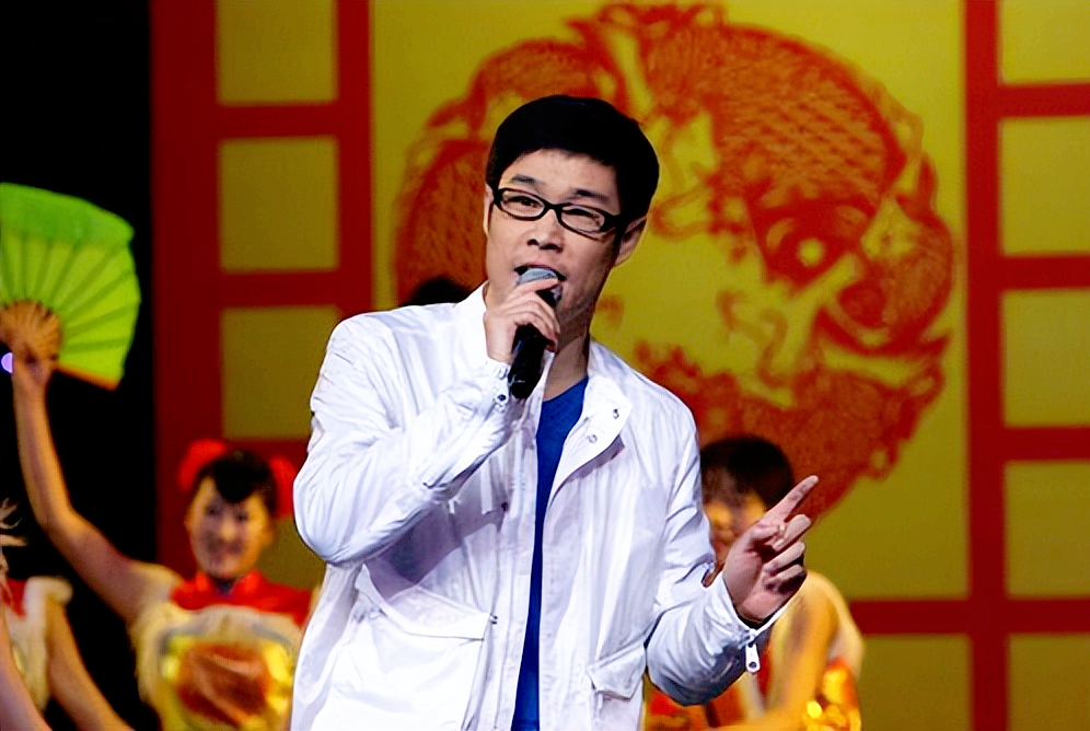 小沈阳|坎坷的小沈阳:与赵本山情同父子,走红后怎样对待结发妻?