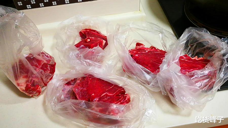 解冻肉时,直接加水泡就“废”了,教你1招,5分钟解冻好,真实用
