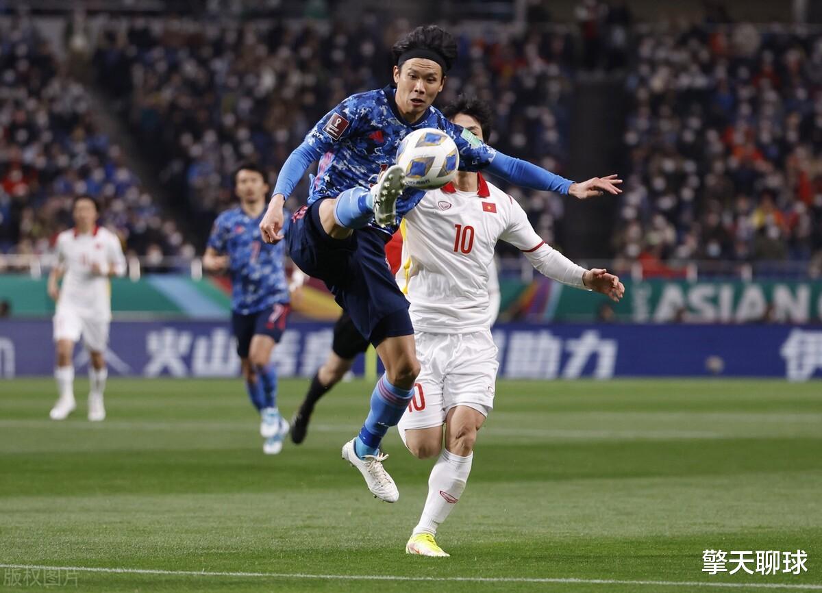 日本队|差点2-1，绝杀球被吹，亚洲第2遭倒数第一爆冷，小组第一悬了