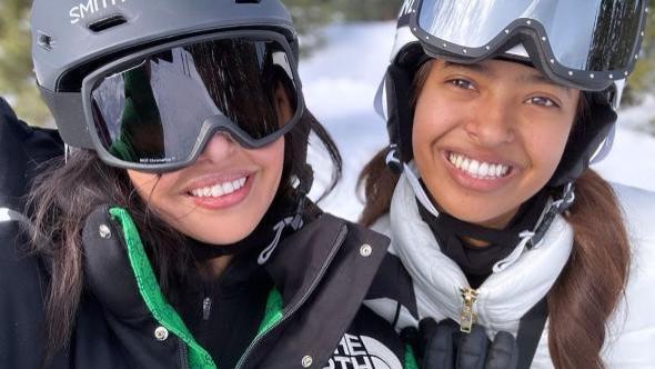 瓦妮莎|瓦妮莎近照曝光！带3女儿滑雪，陪侄儿打保龄球，晒新年全家福