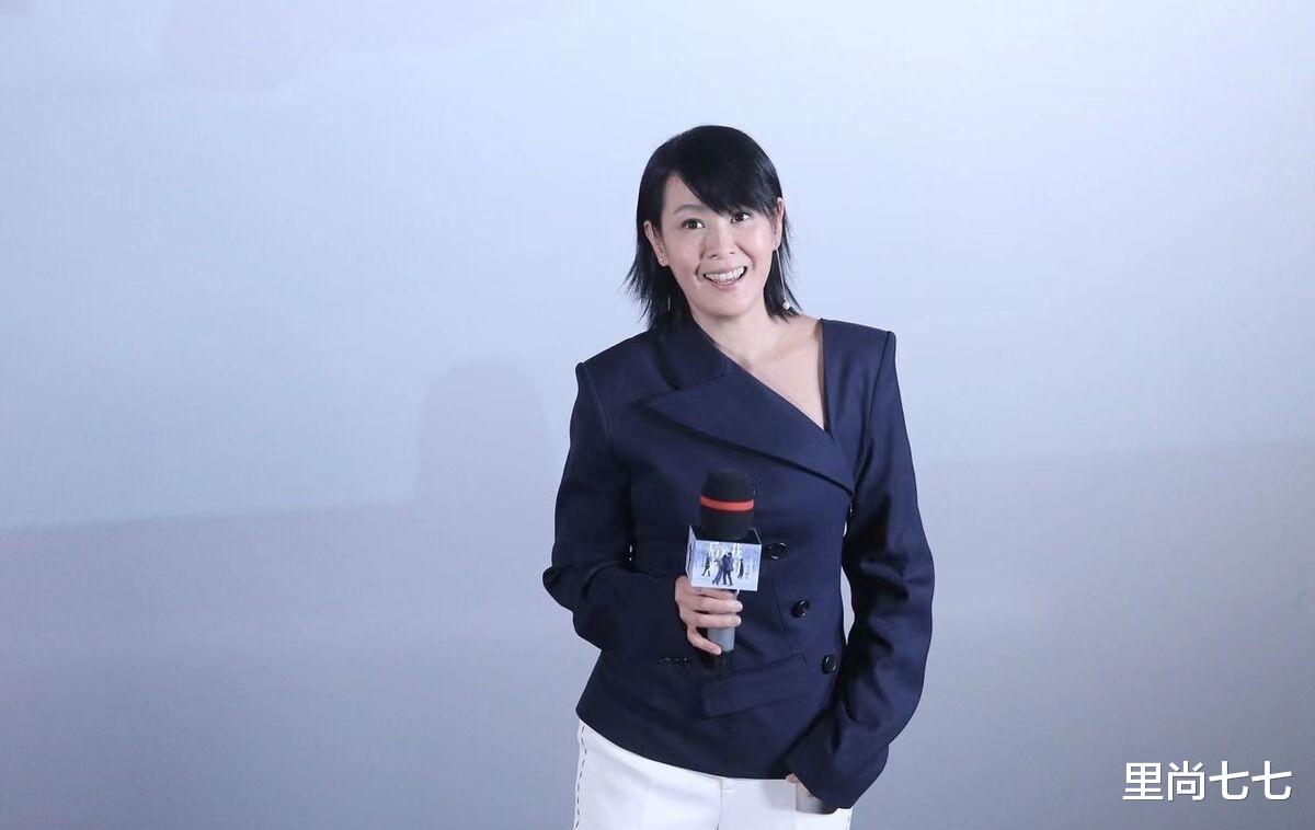 刘若英也老了！西装穿出水桶腰，踩20cm高跟比例依旧不佳