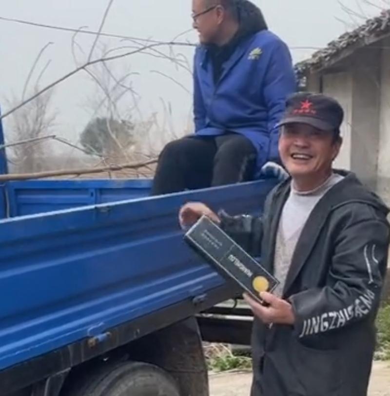 女婿送高价烟岳父舍不得抽,偷偷转卖被女儿发现后,反应让人心疼