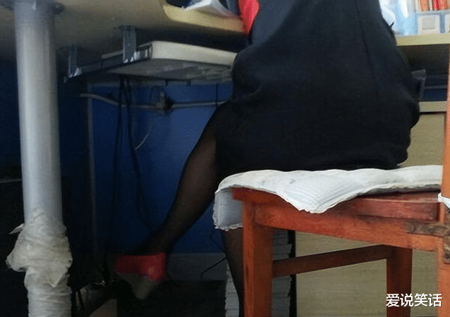 女寡妇家中洗澡,三个17岁的少年常常偷看,结局意外