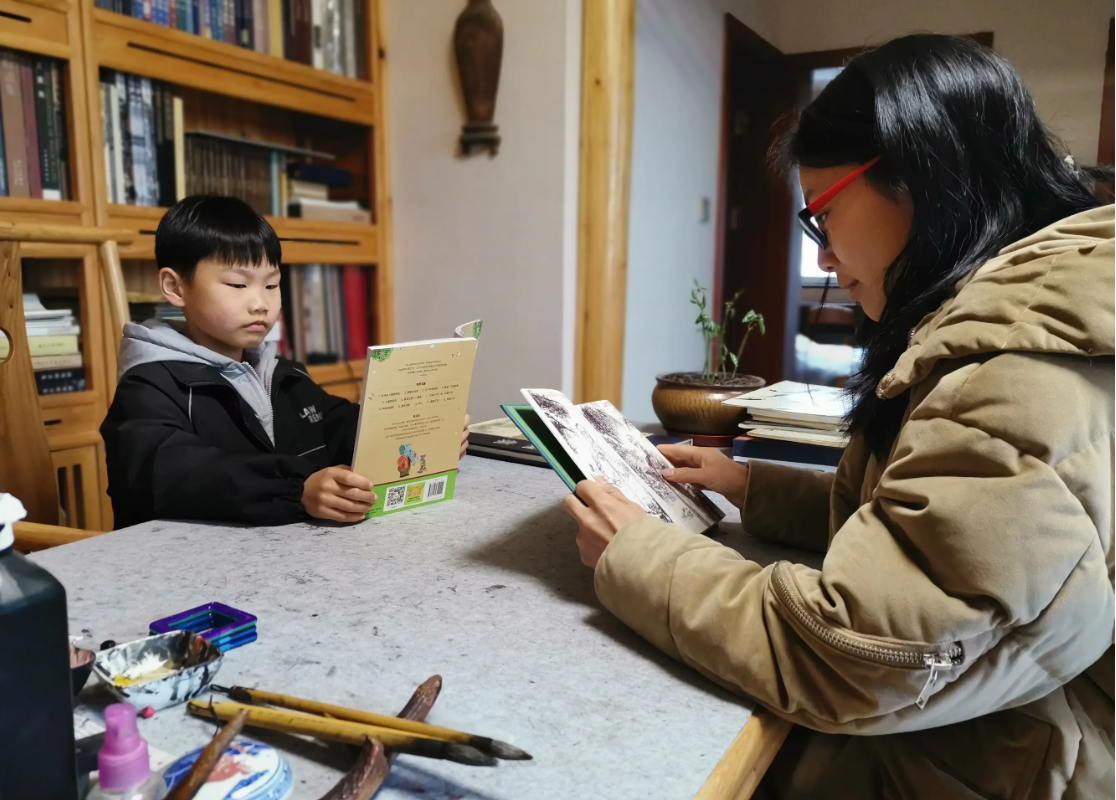 日本学者:学霸的书桌摆放有共同点,书桌的位置会影响孩子的学习