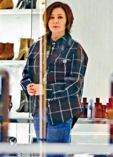 关之琳|关之琳在1.5亿豪宅开party，笑起来脸很僵，身材输给吕良伟妻子