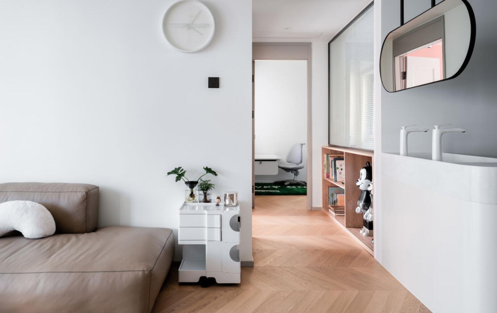 主卧做对开门，餐厅放阳台，她70㎡家，称为“改造范本”都不为过