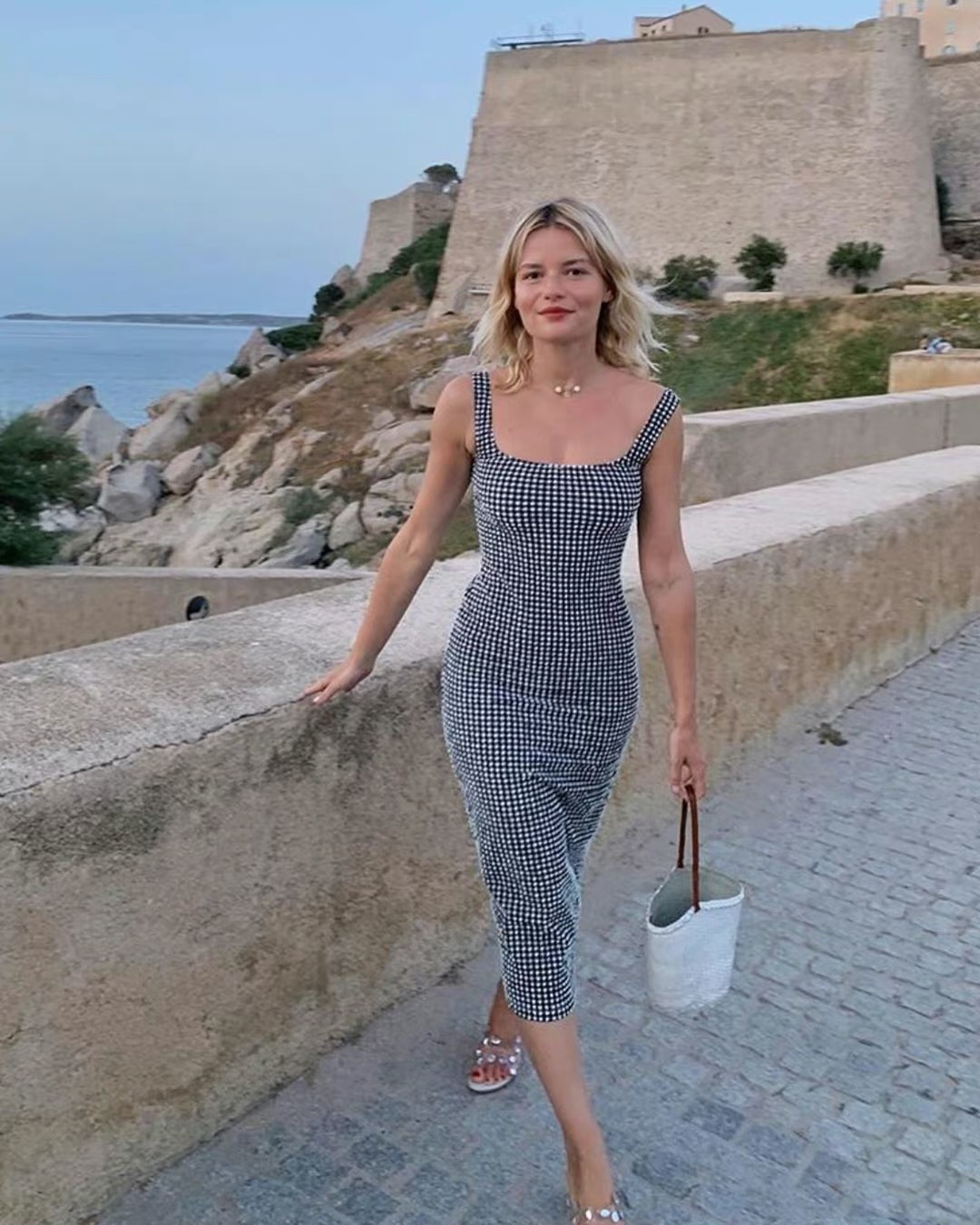 穿衣搭配 上了年纪后,建议女人放弃穿圆领和方领,瞧这些领子时尚又显年轻