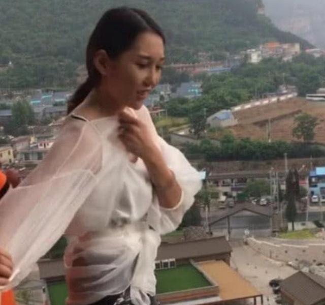“蹦极女子”火了!女子蹦极时衣服一直往下掉,场面一度尴尬