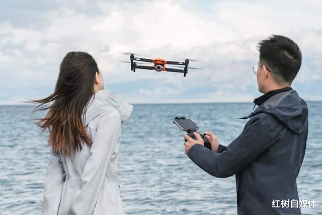 短视频|双旦直降1300元后,这款可以竖拍的便携式无人机到底有多香?