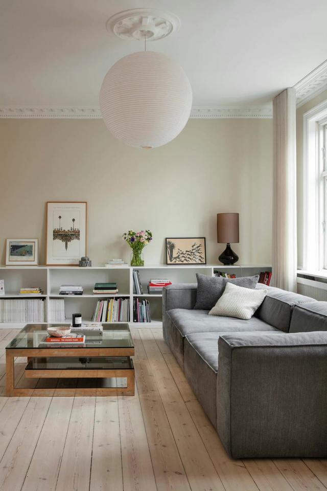 色彩柔和的住宅,精致女主人和所爱的家具物品,明亮温馨很想住