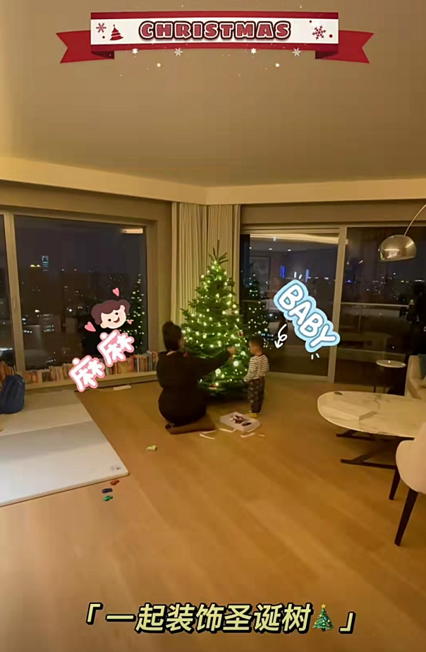 奚梦瑶|奚梦瑶与儿女装扮圣诞树,哥哥帮忙妹妹围观,何猷君记录好有爱