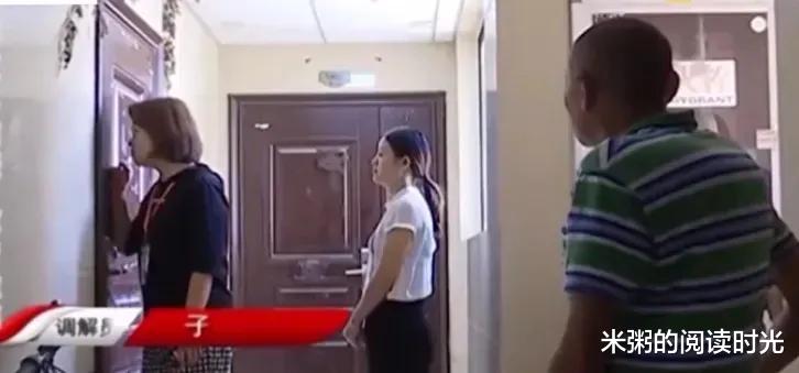 父亲输光家产欠下68万赌债,上门让女儿卖房还债,女儿:赶紧滚!