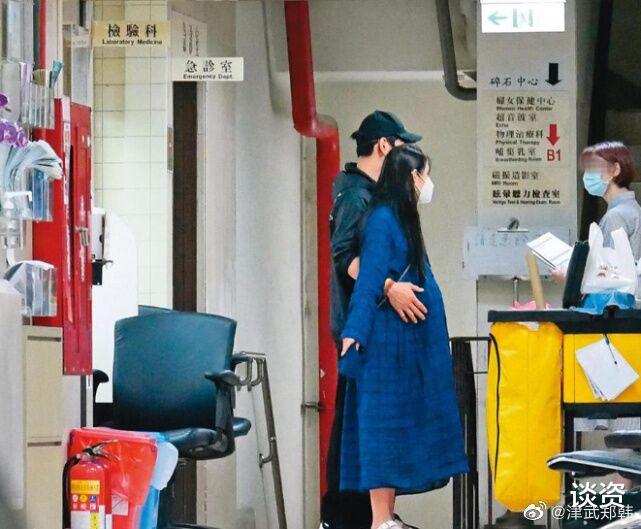 郭碧婷|向佐郭碧婷一家三口下馆子被偶遇，女方发际线后移明显，小奶黄独立吃饭超乖