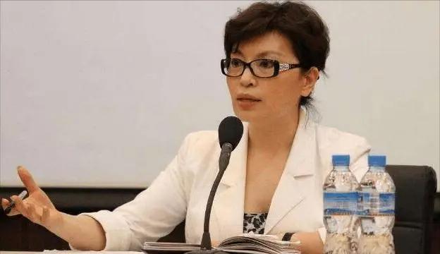 李瑞英|央视播音员李瑞英:28年零失误,38岁儿子坠楼,留28字让人泪目!