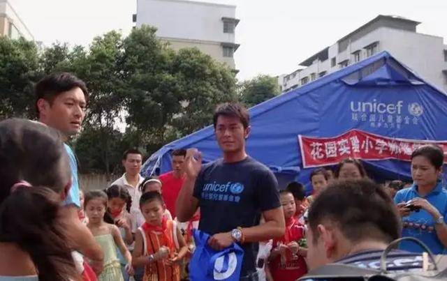 曾伟权|曾伟权一生未娶，59岁病逝没有子女送终，生命最后与一只小狗相伴