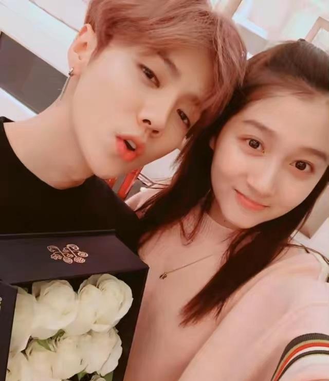 关晓彤|关晓彤陪鹿晗上班,避过七年之痒,感情恩爱始终如一!