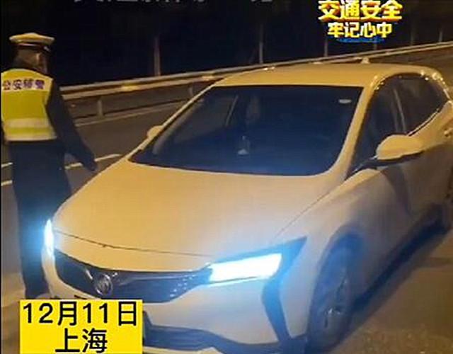 车主好心帮摔倒老人报警反遭讹诈:车子离他10米远,还隔着隔离带