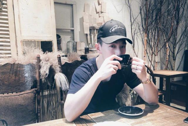 王子文|何捷把张馨予当成女儿宠！他的手机里全是她，叫她“小孩”太甜蜜