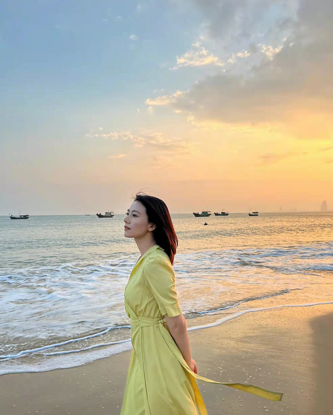 高圆圆|42岁高圆圆被赵又廷宠成小公主！穿露肩毛衣法令纹抢眼，老了也美