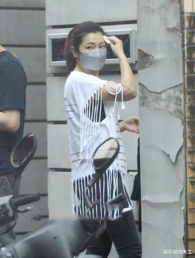 Selina|Selina跟男友牵手买菜，无名指对戒曝光，疑已秘密结婚，女方回应