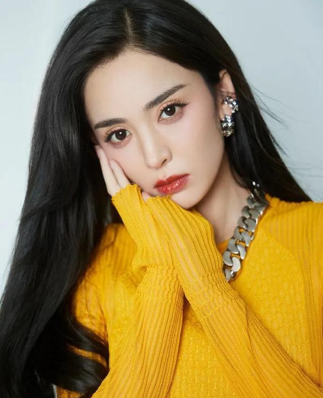 古力娜扎|娜扎身穿黄色毛衣超温柔！雪肤玉貌烈焰红唇美得让人窒息
