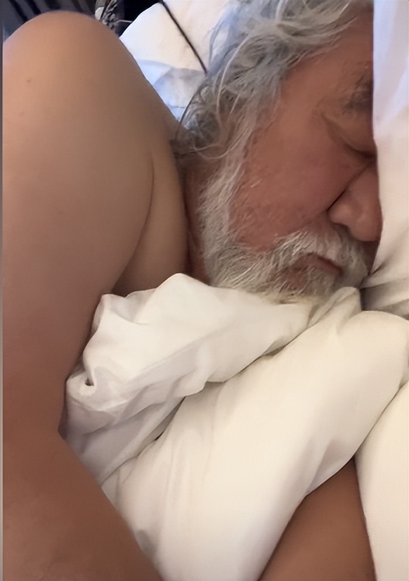 张纪中|71岁张纪中感染新冠，妻子回应：症状比我严重，他不爱喝水