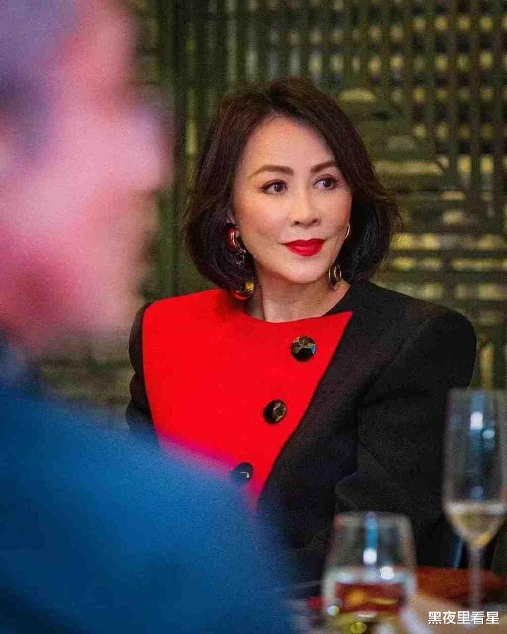 护肤 刘嘉玲在国外挺会打扮，裙子“半边黑、半边红”，看着时髦又大气