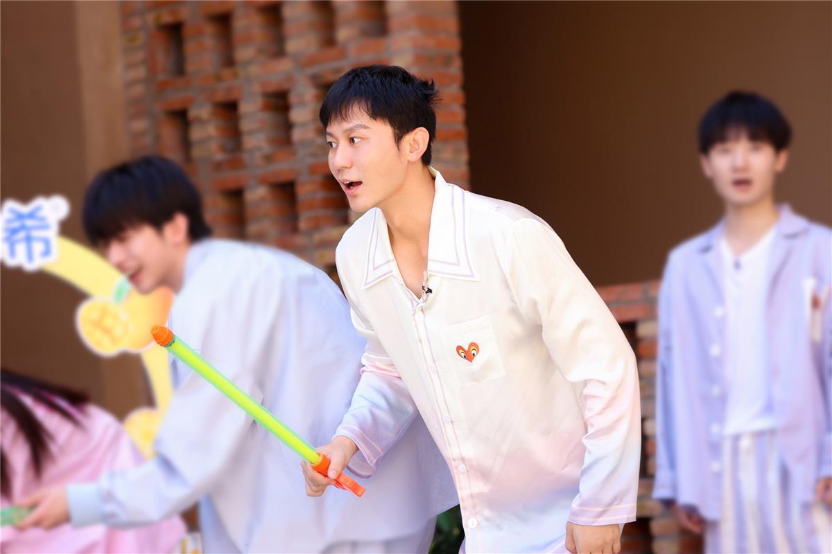 赵露思|100秒吃馕大赛今晚将启，ANGELABABY被夸聪明，赵露思让人笑喷