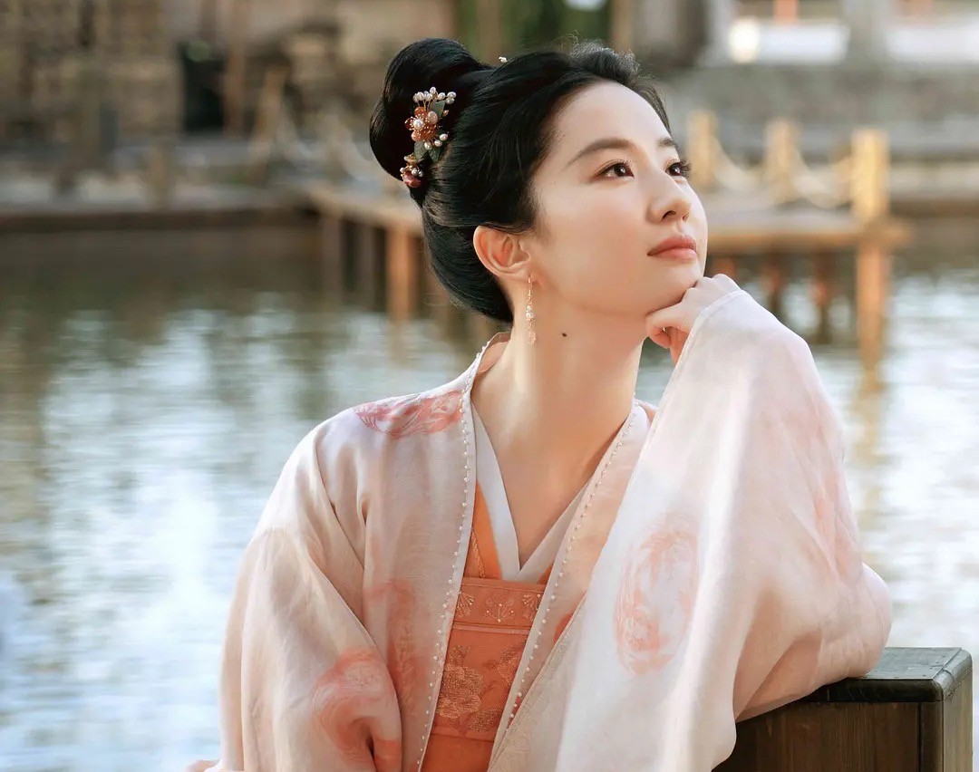 林深见鹿|首播6集好评不断,《林深见鹿》一亮相,“靳东定律”又被验证了