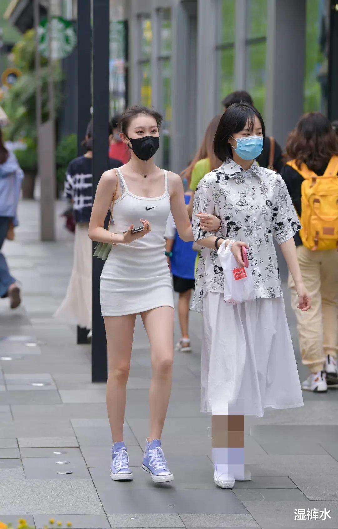 吊带帆布鞋的搭配，眼眸带笑，真让人舒服