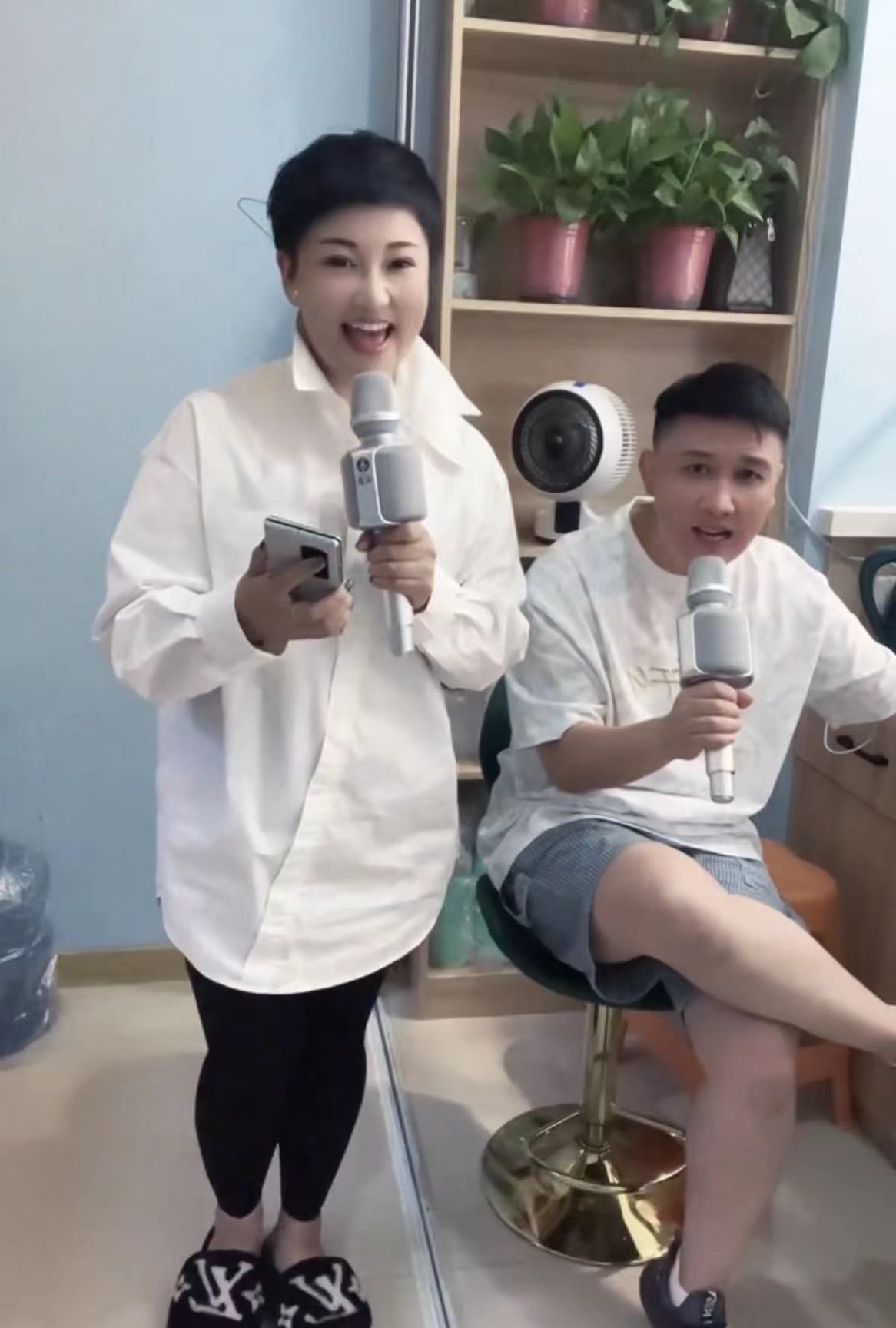 杨树林|胖丫出狱后和杨树林首同框，女方暴瘦变化大，老公跷二郎腿似大爷