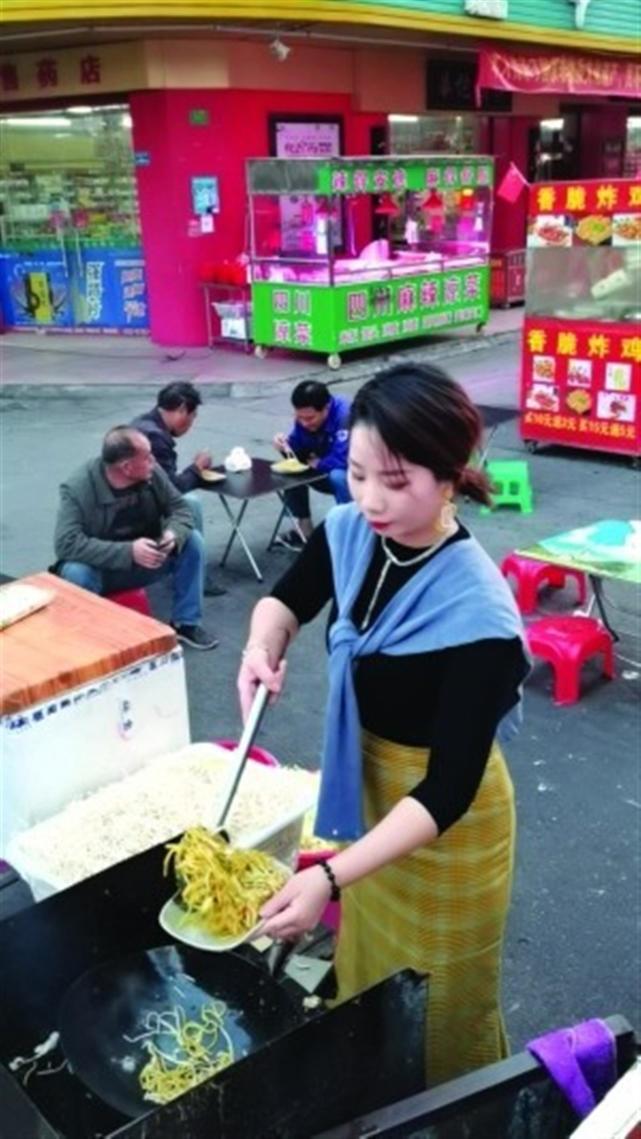 女子卖奶茶因穿着性感被举报,为什么网友说喜欢“炒粉姐”?