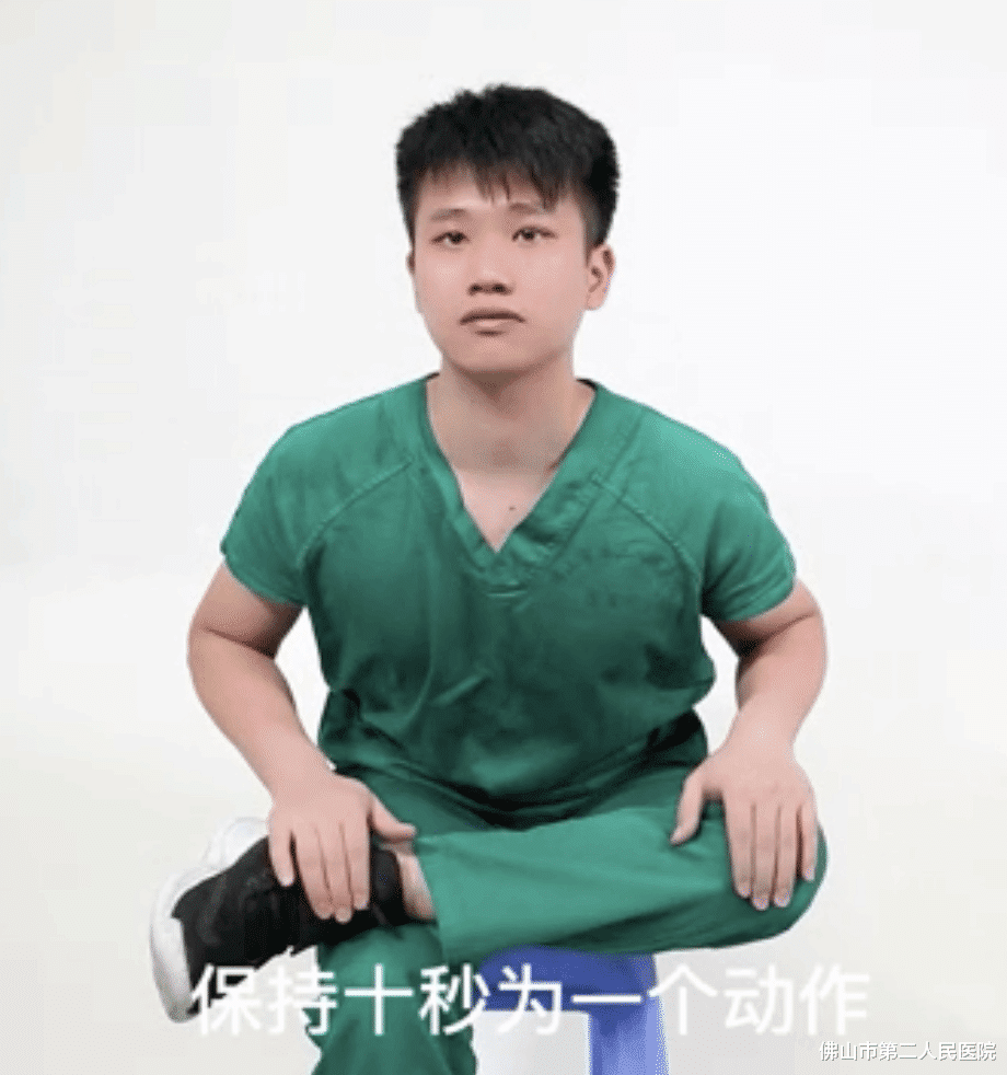 00后|8月8日是全民健身日 | 拯救久坐不动的你，这几个运动在办公室也能做！