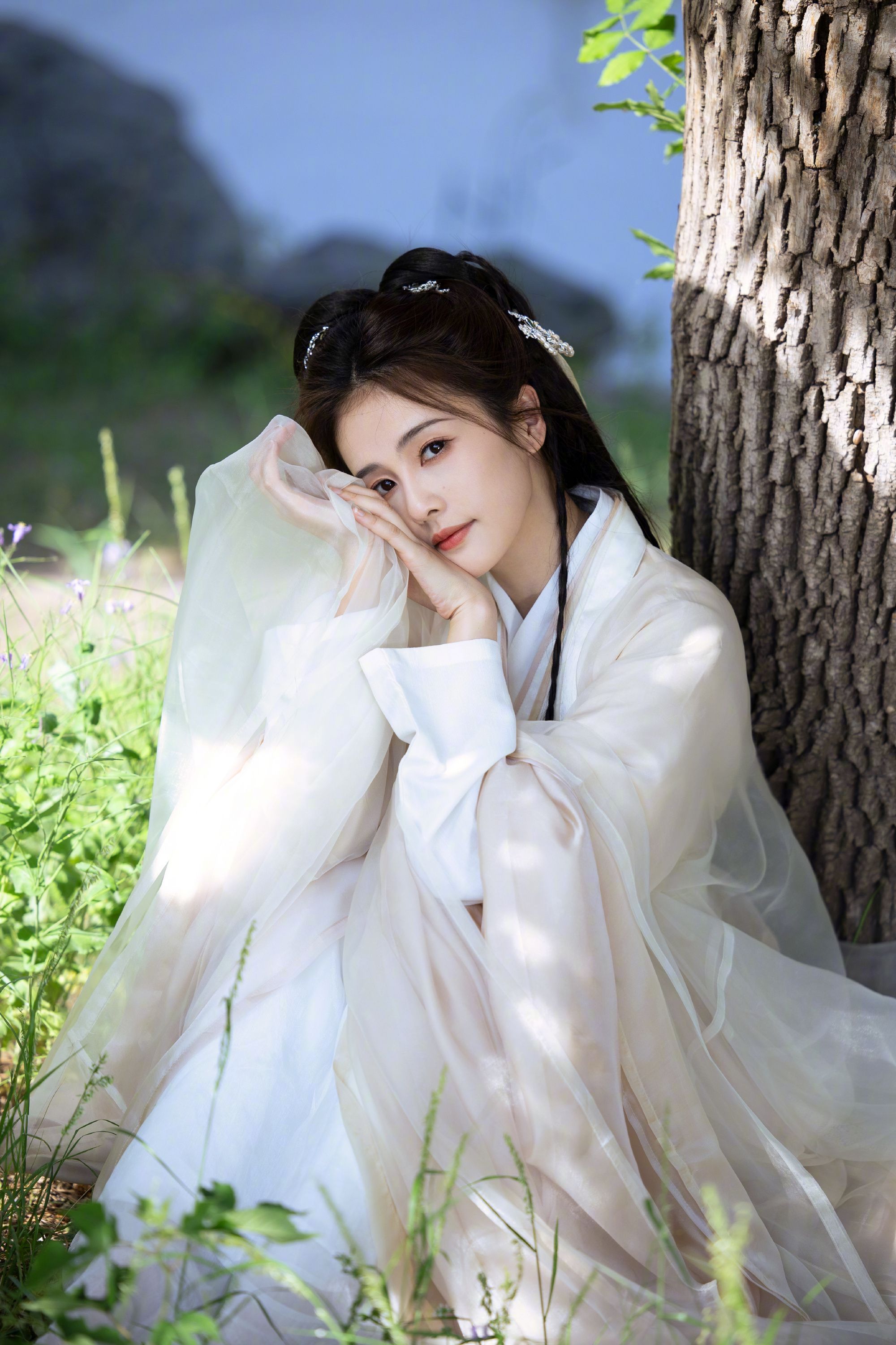 白梦妍|白鹿是仙女下凡吧?穿古装拍古风写真,置身湖边宛如温柔大小姐