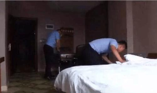 安徽,合肥。一男子在商场搭讪一名患有精神病的女子