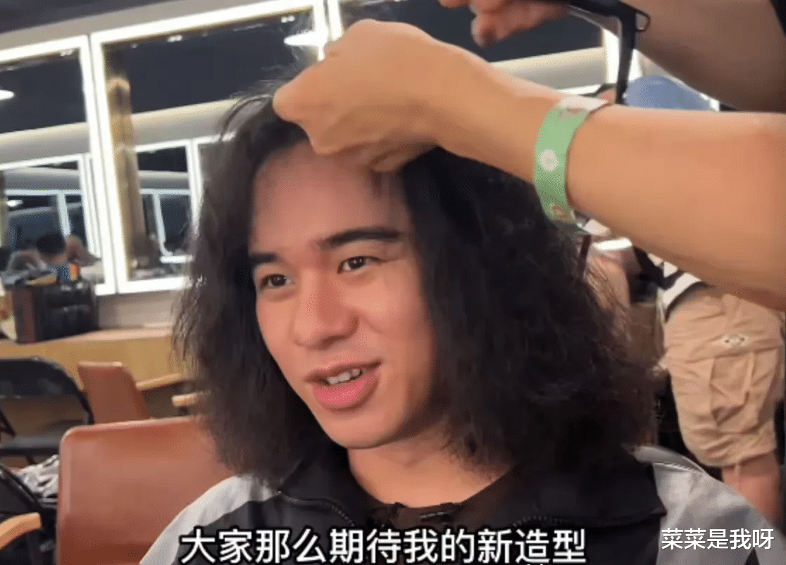 曾比特 曾比特看着镜子中的自己，有点尴尬地说：“这个发型很有趣啊，我这辈子都没有玩过。”