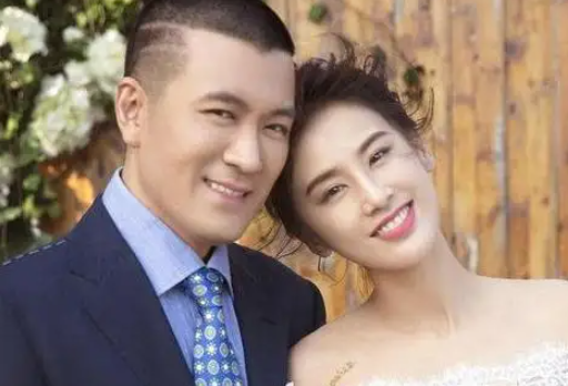 黄圣依|黄圣依婆婆成香饽饽,88岁一天赶2场直播,在儿女直播间不停穿梭