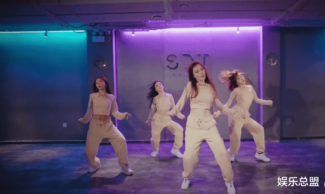 李小璐|李小璐重新出道？首次演出压力山大！化浓妆难掩老态！