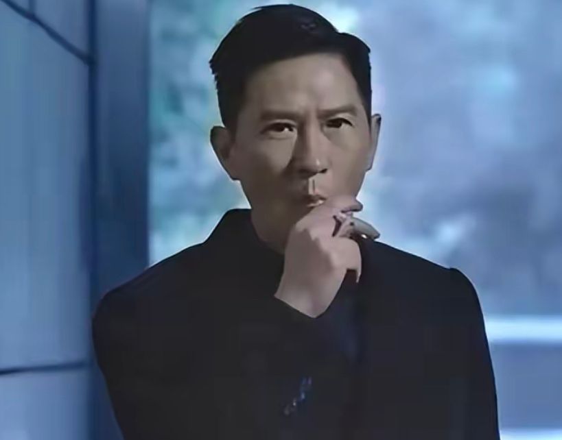 发型 男人不管多帅，到了中年尽量少留3种“油腻发型”，会让人没好感