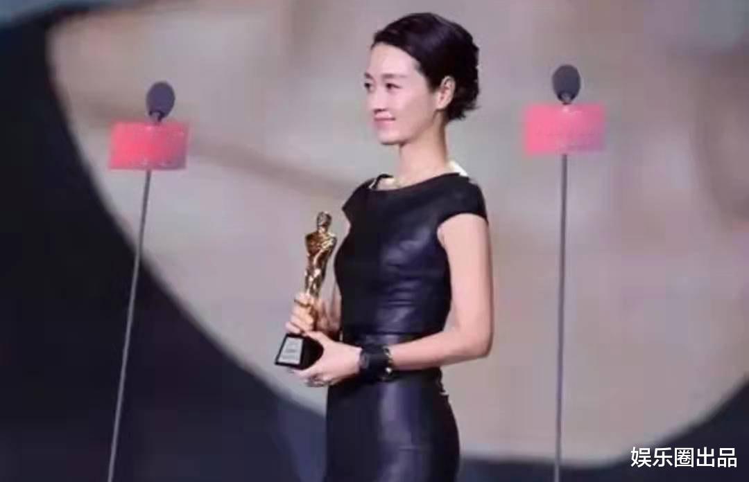 马伊琍|马伊琍领奖的旧照曝光，穿无袖长裙严丝合缝，侧身曲线太美惹争议