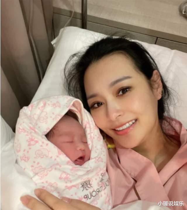 且试天下|点赞共存微博,IP属地在美国,演员吕丽萍被嘲“跑去美国共存”