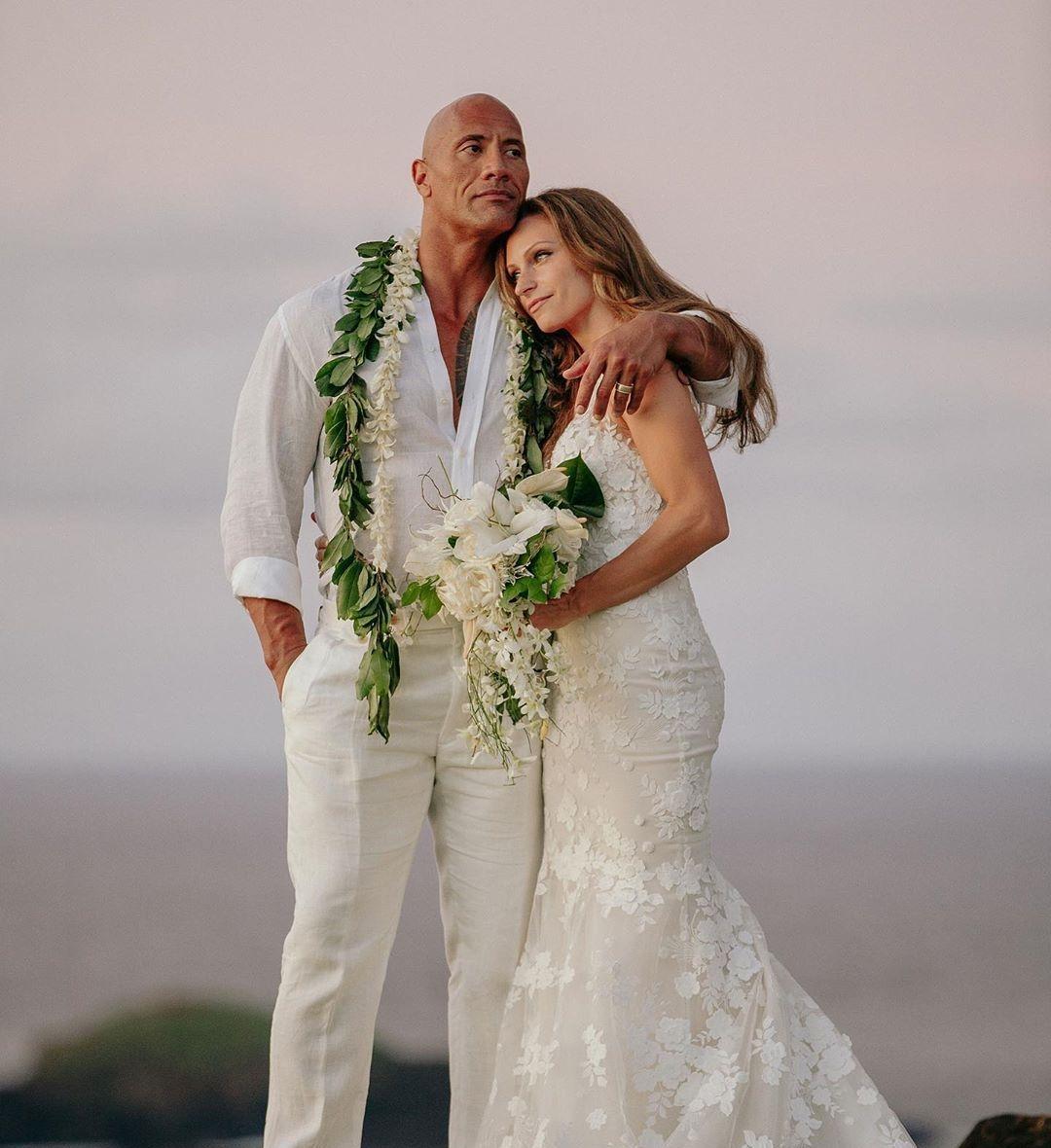 绿灯侠|巨石强森化身壮汉版小丑女逗女儿开心，下秒穿芭蕾蓬蓬裙直接卡住