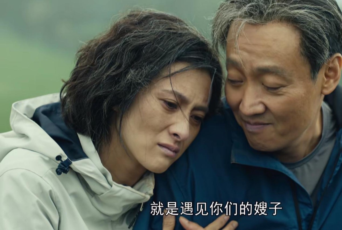 人世间|《人世间》首次拍大合照，萨日娜被挤到夹缝里，C位成员让人意外