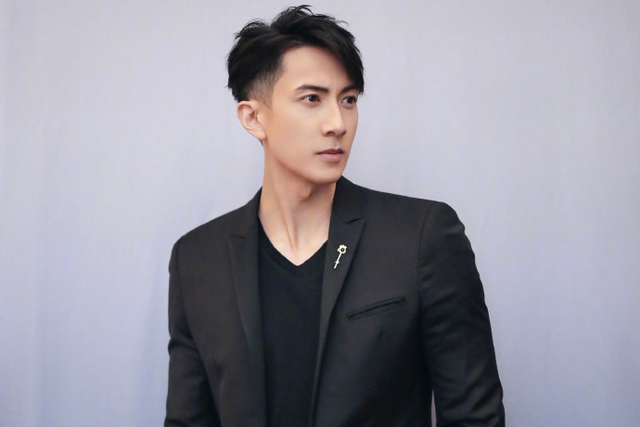 吴尊|吴尊携爱妻参加同学聚会,合照曝光,焦点不是谁站C位