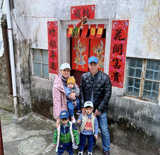 胡杏儿丈夫春节晒全家福，一家五口穿亲子装，豪宅客厅装修简约