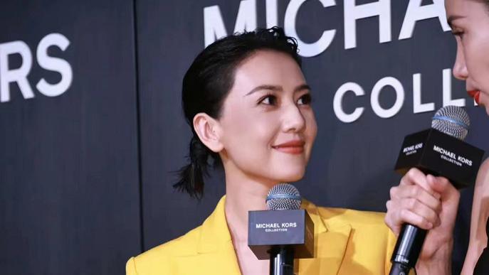 高圆圆|42岁高圆圆生图太敢拍！穿黄西装梳大背头耍帅翻车，浪费极品身材