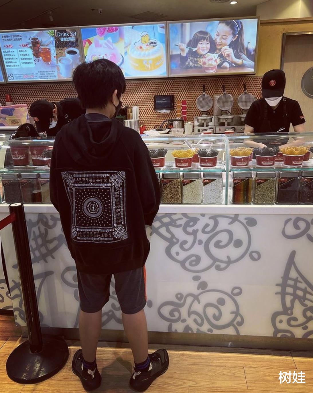 小小志|林志颖12岁长子近照曝光,帮忙拎购物袋打扮潮范,母亲感慨长大了